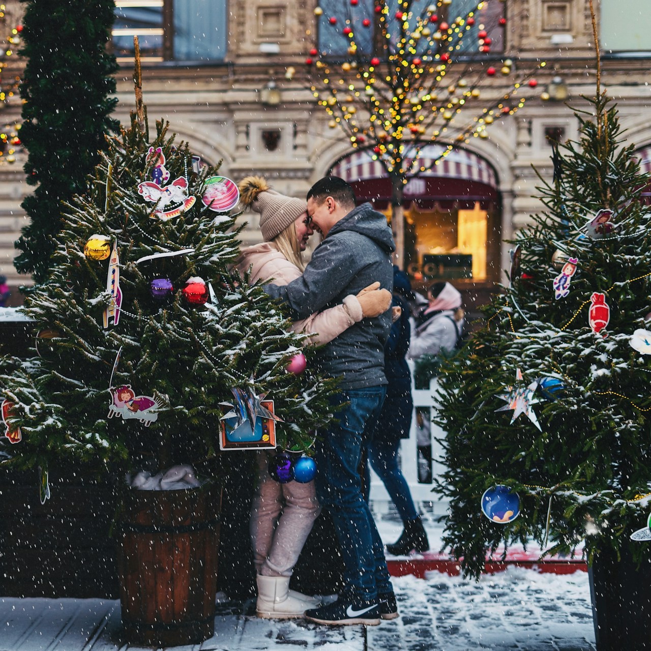 couples-are-smiling-and-cuddeling-in-christmas-winter